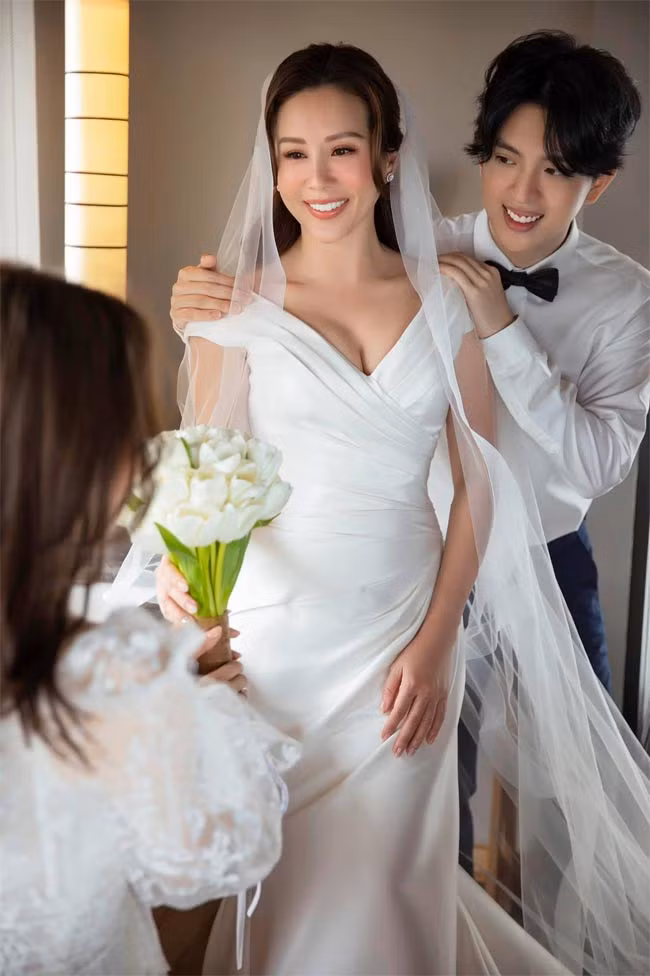 Sau đó 1 ngày, Hoa hậu Phu nhân người Việt toàn cầu 2012 khoe trọn bộ ảnh cưới vợ chồng cô chụp tại một resort ở Việt Nam.