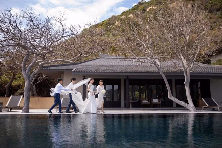 Ba con của Thu Hoài cầm váy cưới cho mẹ ra nơi chụp ảnh.