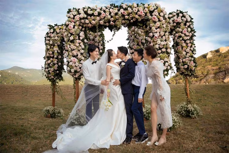 Tuy nhiên cả ba con của Thu Hoài đều ủng hộ mối tình của mẹ với tình trẻ.