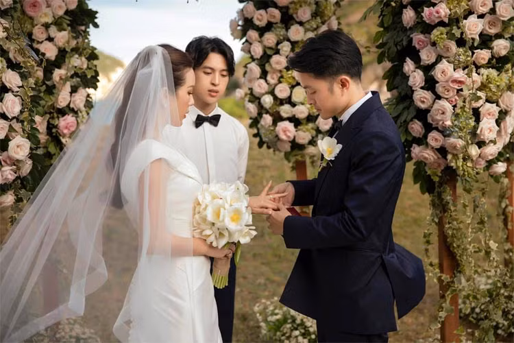 Mối quan hệ của Thu Hoài và Trí Tống bắt đầu từ năm 2015 nhưng cuộc tình của họ bị ba mẹ Trí Tống phản đối.