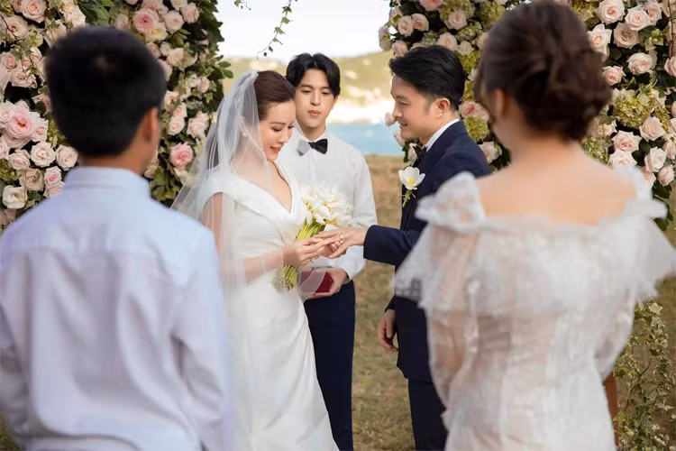 Hoa hau Thu Hoai khoe tron bo anh cuoi voi chong tre