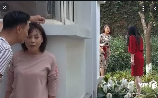 Cặp đôi Nam - Long suýt bị mẹ "bắt tại trận" vì ôm ấp hôn hít nhau trong vườn nhà.