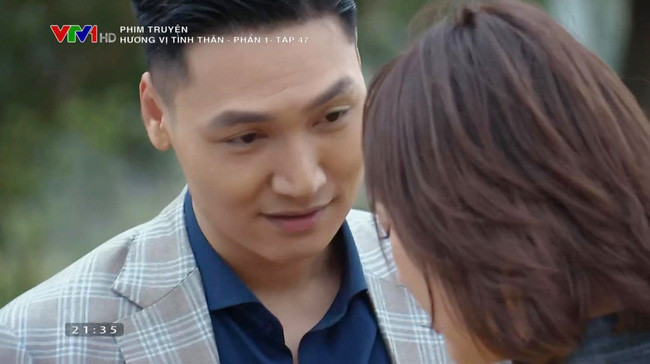 Sau màn hôn nhau trong phòng ngủ, Long còn tranh thủ hôn trộm Nam khi cùng bà Dần (NSND Như Quỳnh) đi chơi công viên. Dù bất ngờ nhưng Nam tỏ ra thích thú ra mặt.