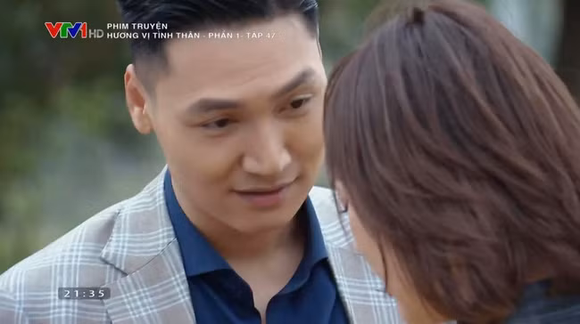 Sau màn hôn nhau trong phòng ngủ, Long còn tranh thủ hôn trộm Nam khi cùng bà Dần (NSND Như Quỳnh) đi chơi công viên. Dù bất ngờ nhưng Nam tỏ ra thích thú ra mặt.