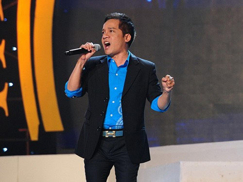 Ngoài giảng dạy, Minh Nhí còn là cái tên diễn viên hài nổi tiếng lúc đó. Ở thời điểm đỉnh cao vào những năm 90, Minh Nhí cho biết mỗi ngày anh kiếm được mười mấy triệu trong khi vàng chỉ hơn 4 triệu/cây. Kiếm tiền dễ dàng nên lúc đó mỗi ngày anh tiêu gần hết số tiền mình kiếm được, chứ không tích lũy. (Ảnh: Tiền phong)