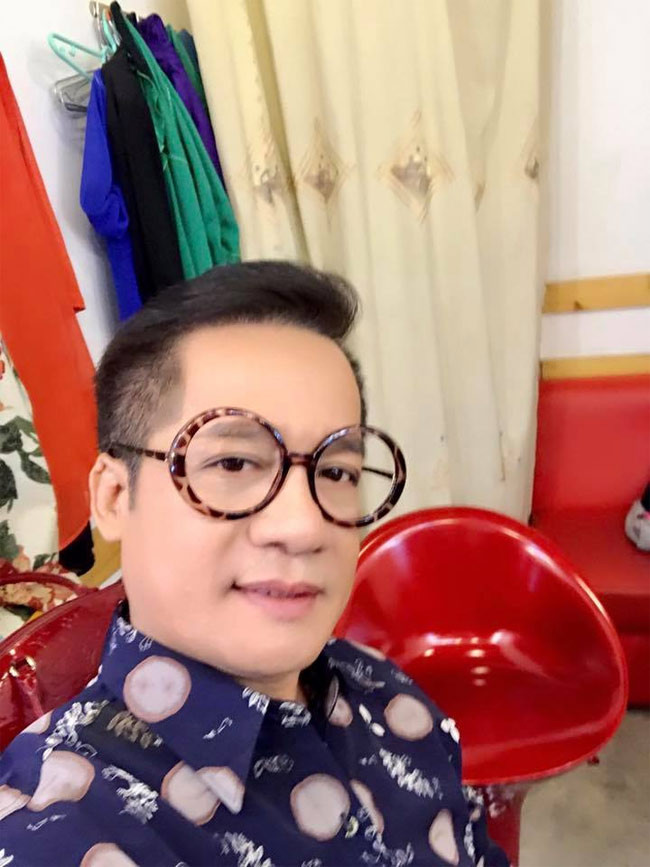 Năm 2004 khi đang là giảng viên - chủ nhiệm lớp Trung cấp diễn viên K25M, Minh Nhí đã làm đơn xin Khoa diễn viên và Ban giám hiệu trường Cao đẳng Sân khấu - Điện ảnh TP.HCM cho nghỉ phép một tháng để sang Mỹ tham gia một chương trình giao lưu văn hóa nhưng đã về Việt Nam quá thời gian nghỉ phép và bị kỷ luật.