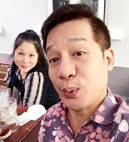 Đến năm thứ 3 đại học, nhờ khả năng diễn hài cộng với ngoại hình khá đặc biệt của mình, Minh Nhí liên tiếp nhận được những lời mời đóng phim và đóng kịch, hầu hết là hài kịch.