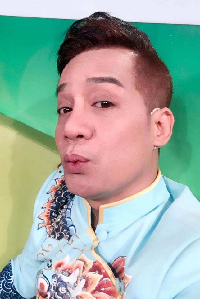 Trong thời gian đi học, để có tiền sinh hoạt và đóng học phí, Minh Nhí cùng các bạn học của mình là Kim Loan, Minh Phượng, Cảnh Đôn lập nhóm hài mang tên "Con Nhím".