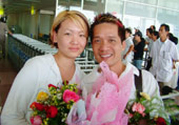 Năm 2005 anh trở về nước cùng vợ, Ngọc Vân – nhân viên ngân hàng tại California, Mỹ. Sau đó Minh Nhí bị cấm diễn 6 tháng và đình chỉ công việc giảng dạy tại trường Cao đẳng Sân khấu - Điện ảnh TP.HCM. (Ảnh: NLĐ)