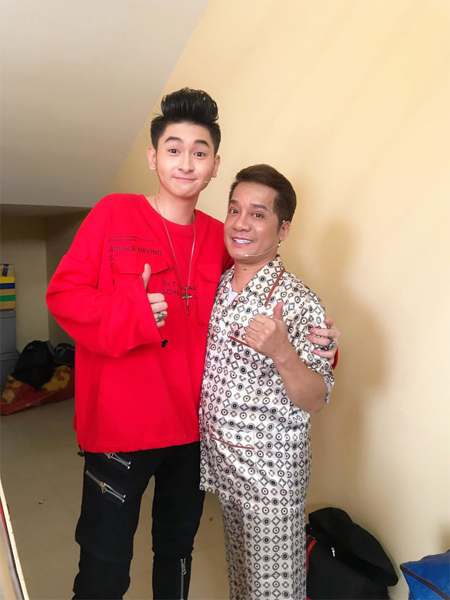 Hiện tại, Minh Nhí vẫn sống cùng con trai nuôi tên Minh Khải mà anh nhận nuôi từ 5 năm trước. Minh Khải đã 21 tuổi và được Minh Nhí đào tạo về nghề diễn. (Ảnh: Vietnamnet)