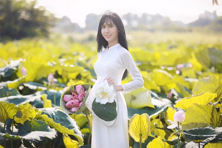 Sau hơn một năm phẫu thuật chuyển giới, thay vì những lời chê bai, giờ đây Lynk Lee đã nhận được nhiều lời khen hơn.