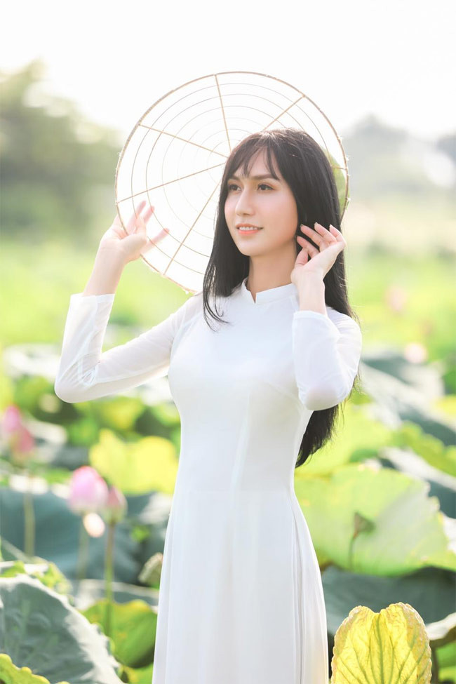 Lynk Lee đã trải qua cuộc đại phẫu thuật thẩm mỹ như: sửa mắt, mũi, tiêm má baby, gọt hàm, hạ đường chân tóc, trượt cằm và nâng ngực...