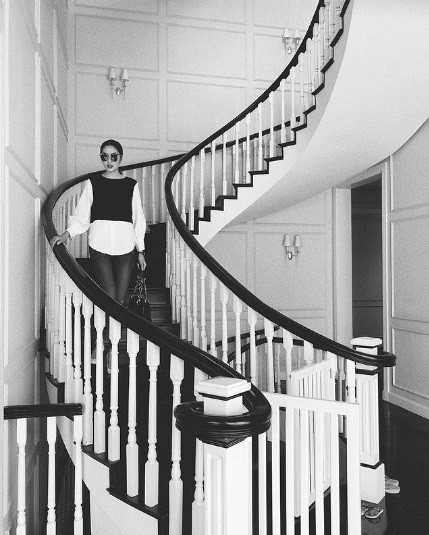 Góc cầu thang cũng là nơi để Hà Tăng trình diễn thời trang.