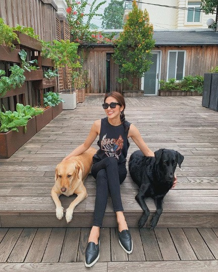 Sân vườn ngập tràn cây xanh là góc thư giãn yêu thích nhất của Hà Tăng.