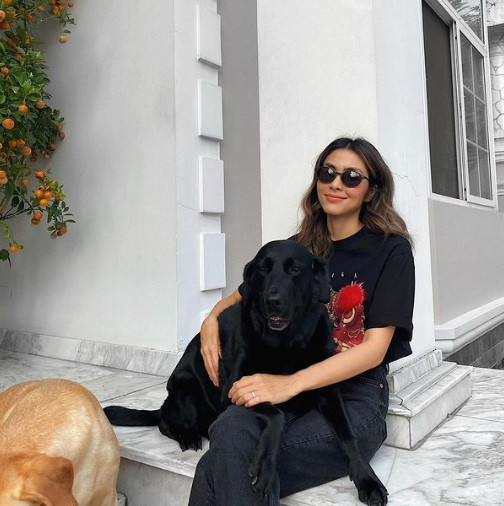 Tăng Thanh Hà dành thời gian rảnh chơi đùa với hai chú cún cưng bên hiên nhà, có lúc còn đưa chúng đi bơi thư giãn cùng.