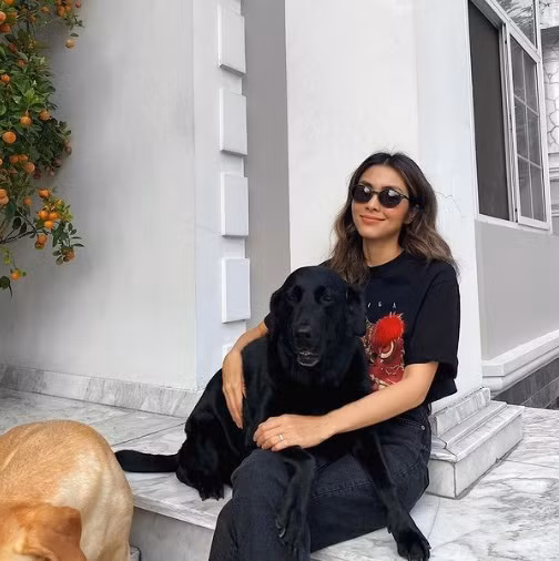 Tăng Thanh Hà dành thời gian rảnh chơi đùa với hai chú cún cưng bên hiên nhà, có lúc còn đưa chúng đi bơi thư giãn cùng.