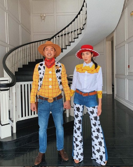 Căn biệt thự trắng sang trọng và hiện đại với nhiều góc "sống ảo" mà nàng "ngọc nữ" yêu thích. Nữ diễn viên thường xuyên rủ ông xã chụp ảnh ở góc cầu thang kiểu xoắn ốc phối màu đen trắng hiện đại trong căn biệt thự của hai vợ chồng.