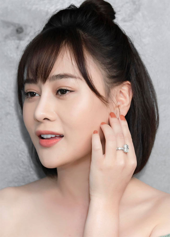 Nữ diễn viên "Hương vị tình thân" trẻ thêm mấy tuổi nhờ cắt mái tóc ngắn.