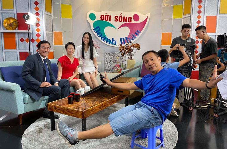 Đoàn phim "Hướng dương ngược nắng" trong một cảnh quay của những tập đầu phim.