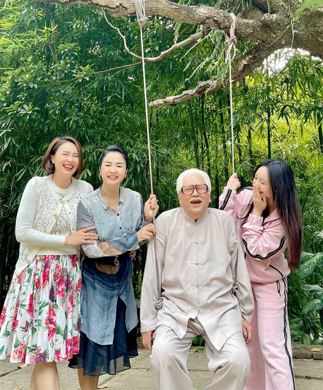 “Trong phim thì lúc nào cũng căng thẳng, nhưng ngoài đời thì vui mọi lúc, mọi nơi ạ”, nữ diễn viên Quỳnh Kool (vai Minh Ngọc) trong “Hướng dương ngược nắng” viết trên trang cá nhân.