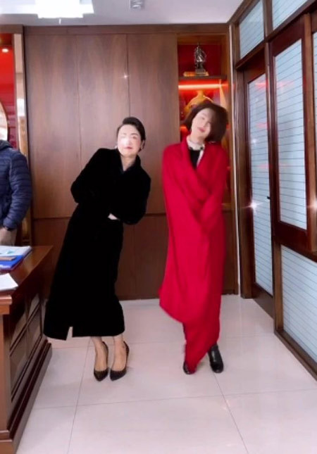 Bà Bạch Cúc (Thu Hà) và con gái lớn Minh Châu (Hồng Diễm) vui vẻ quay tik tok khi đợi tới cảnh quay.