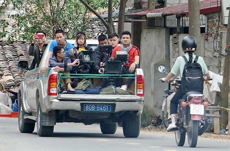 Lương Thu Trang (vai Minh) trong một cảnh quay đi xe máy.