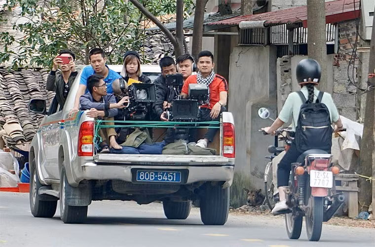 Lương Thu Trang (vai Minh) trong một cảnh quay đi xe máy.