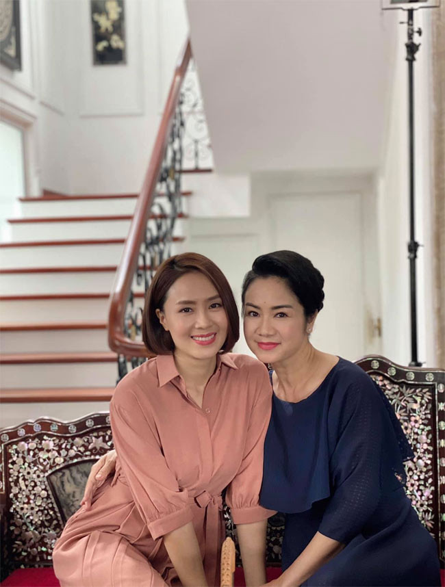 Thu Hà và Hồng Diễm "đọ sắc" khi giải lao sau một cảnh quay "Hướng dương ngược nắng".