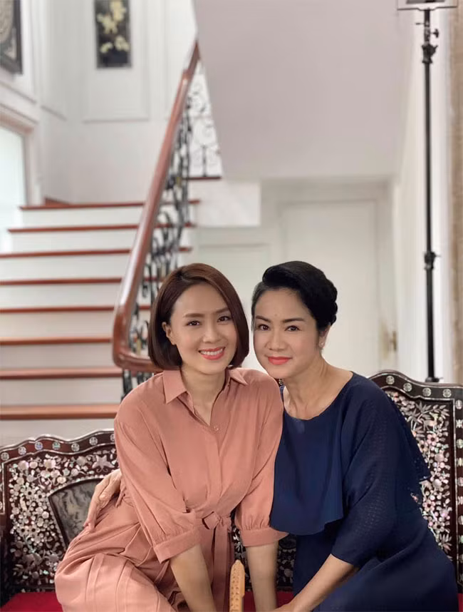 Thu Hà và Hồng Diễm "đọ sắc" khi giải lao sau một cảnh quay "Hướng dương ngược nắng".