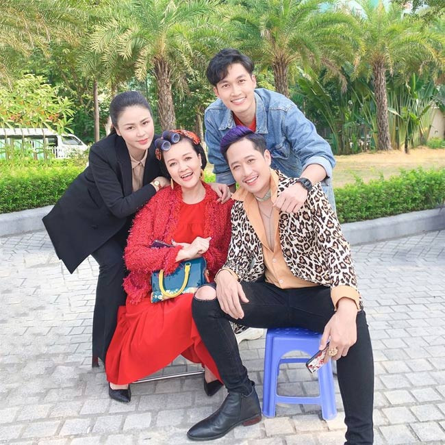 Vân Dung, Lương Thu Trang, Đình Tú, Mạnh Hưng vui vẻ chụp ảnh trước một cảnh quay.