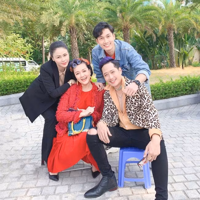 Vân Dung, Lương Thu Trang, Đình Tú, Mạnh Hưng vui vẻ chụp ảnh trước một cảnh quay.