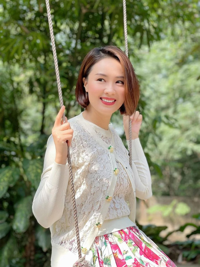 Hồng Diễm xinh tươi trên phim trường "Hướng dương ngược nắng".