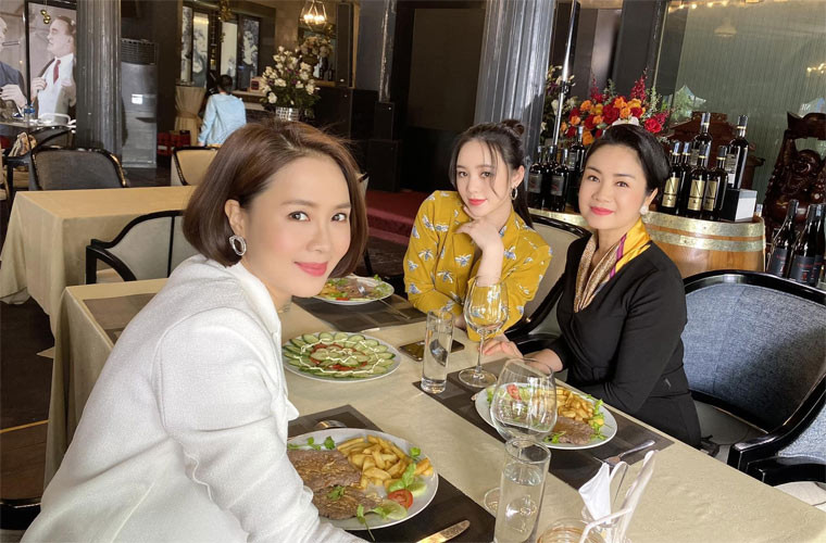 Ba mẹ con bà Bạch Cúc trong một cảnh quay đi ăn nhà hàng trong phim.