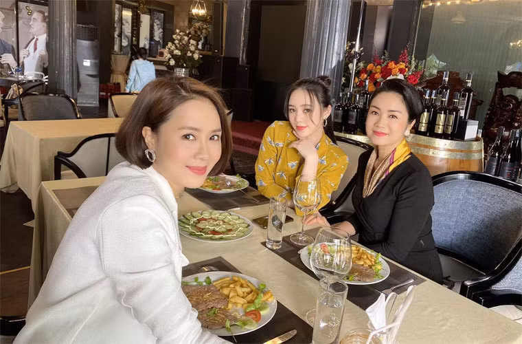 Ba mẹ con bà Bạch Cúc trong một cảnh quay đi ăn nhà hàng trong phim.