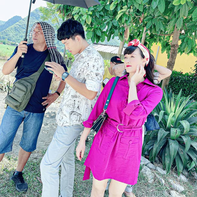 Vân Dung và Đình Tú chuẩn bị cho một cảnh quay trong "Hướng dương ngược nắng".