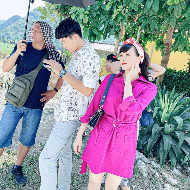Vân Dung và Đình Tú chuẩn bị cho một cảnh quay trong "Hướng dương ngược nắng".
