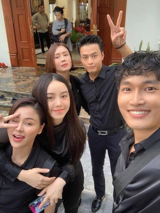 Trái với những cự cãi căng thẳng trên phim, ngoài đời các diễn viên của "Hướng dương ngược nắng" rất thân thiết.