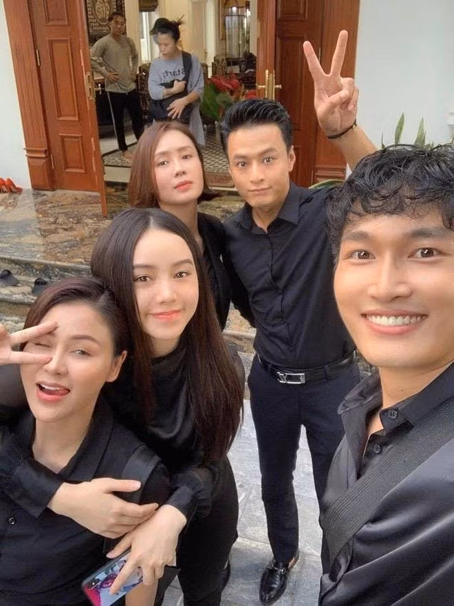 Trái với những cự cãi căng thẳng trên phim, ngoài đời các diễn viên của "Hướng dương ngược nắng" rất thân thiết.