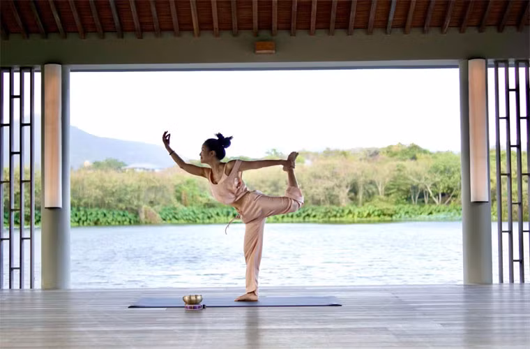 Ngoài yoga, ca sĩ Hồng Nhung còn tuân thủ chế độ ăn khoa học cùng tập luyện gym và bơi lội để giữ dáng.