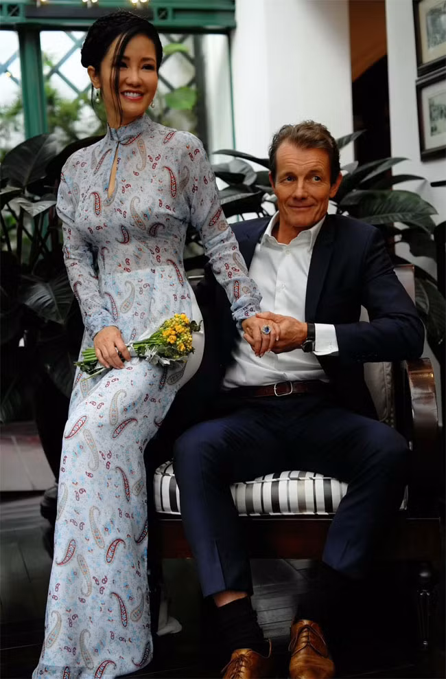 Hồng Nhung khoe eo thon trong tà áo dài khi đi dự sự kiện cùng bạn trai mới.