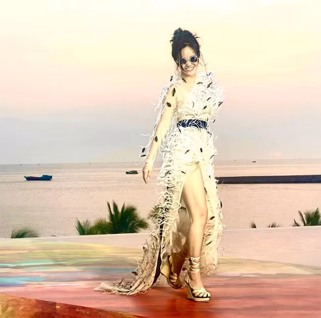 Tâm trạng luôn vui vẻ cũng là một trong những bí quyết giúp nữ ca sĩ sinh năm 1970 luôn tươi trẻ.