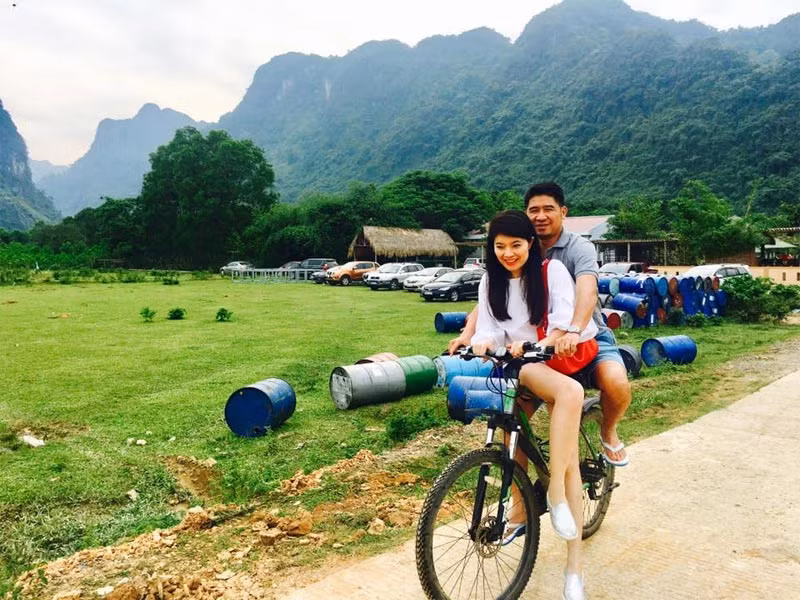 Người đẹp sinh năm 1977 chia sẻ, cô hài lòng với cuộc sống hiện tại vì có nhiều thời gian cho gia đình hơn thời cô còn làm ở VTV.