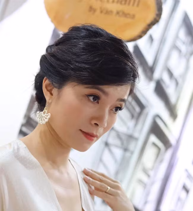 Năm 2017, cựu MC VTV bất ngờ chia sẻ cô phát hiện có khối u ở vòm họng. May mắn đó chỉ là khối u lành tính, chỉ cần dùng thuốc điều trị chứ không phải phẫu thuật.