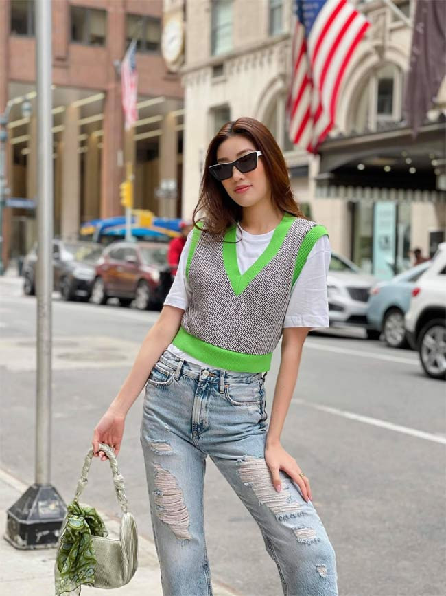 Cô tham quan khắp thành phố với trang phục đời thường giản dị nhưng vẫn bắt mắt.