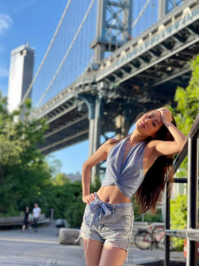 Để có thể mặc vừa trang phục mang từ Việt Nam sang, Khánh Vân tìm cách biến tấu trang phục hoặc dùng ghim kẹp bóp quần áo cho vừa.