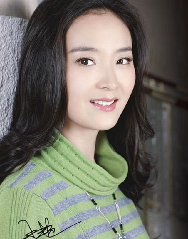 Vương Diễm và mẹ chồng, con trai Cầu Cầu sống ở Vương Phủ Tỉnh còn chồng cô lại sống ở nơi khác. Con trai cô cũng không tôn trọng mẹ, đánh và gọi mẹ là "đầu heo" khi hai mẹ con tham gia một gameshow. (Ảnh: internet)