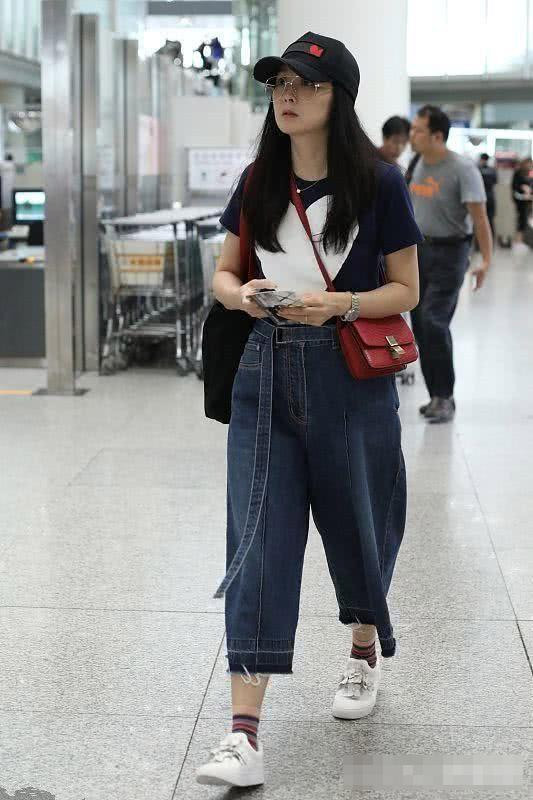 Vương Diễm sinh năm 1974, cô tốt nghiệp Học viện Vũ đạo Bắc Kinh. Năm 1996, nữ diễn viên được Quỳnh Dao mời đóng vai Tình Nhi trong bộ phim “Hoàn Châu cách cách” và nổi tiếng từ đó. (Ảnh: sohu)