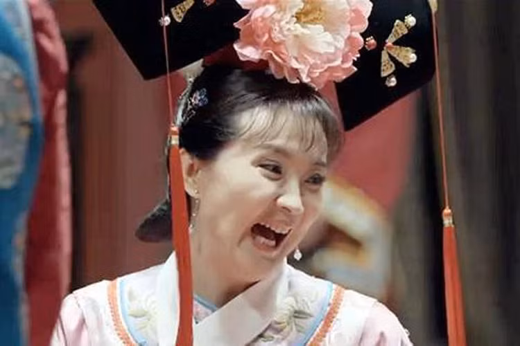 Mới đây hình ảnh Vương Diễm khi tái hiện lại hình ảnh “Tình nhi cách cách”, vai diễn để đời của cô trong “Hoàn châu cách cách” đã nhận nhiều lời chê bai. (Ảnh: sina)