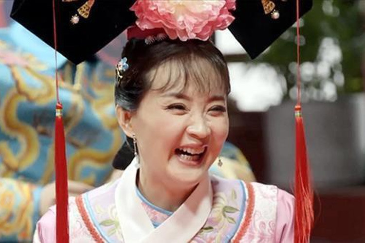 Mọi người cho rằng cô không nên tái hiện lại hình ảnh cách đây hơn hai chục năm bởi hiện tại ở tuổi 47 Vương Diễm đã lộ rõ những vết chân chim trên khóe mắt và cằm thì có nọng. (Ảnh: sina)