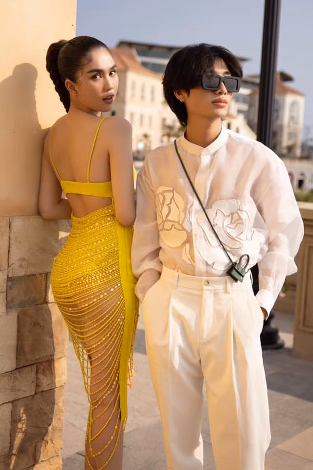 Ngắm sắc vóc nóng bỏng của "nữ hoàng nội y" trong trang phục táo bạo.